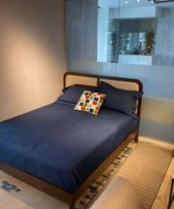 CAMA KING MARRON CON ESPALDAR CREMA