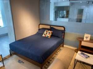 CAMA KING MARRON CON ESPALDAR CREMA