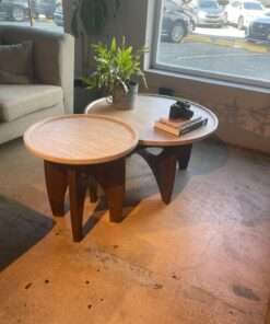 JUEGO DE DOS MESAS DE CENTRO MARRON TOPE CREMA